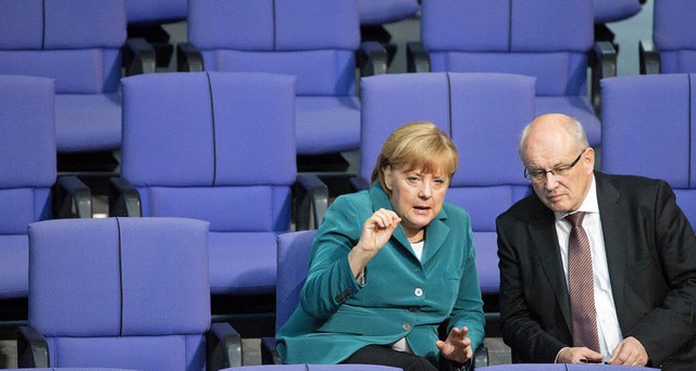 Zwei, die viel miteinander reden &#821...rkel  mit  Volker Kauder im Bundestag   | Foto: dpa