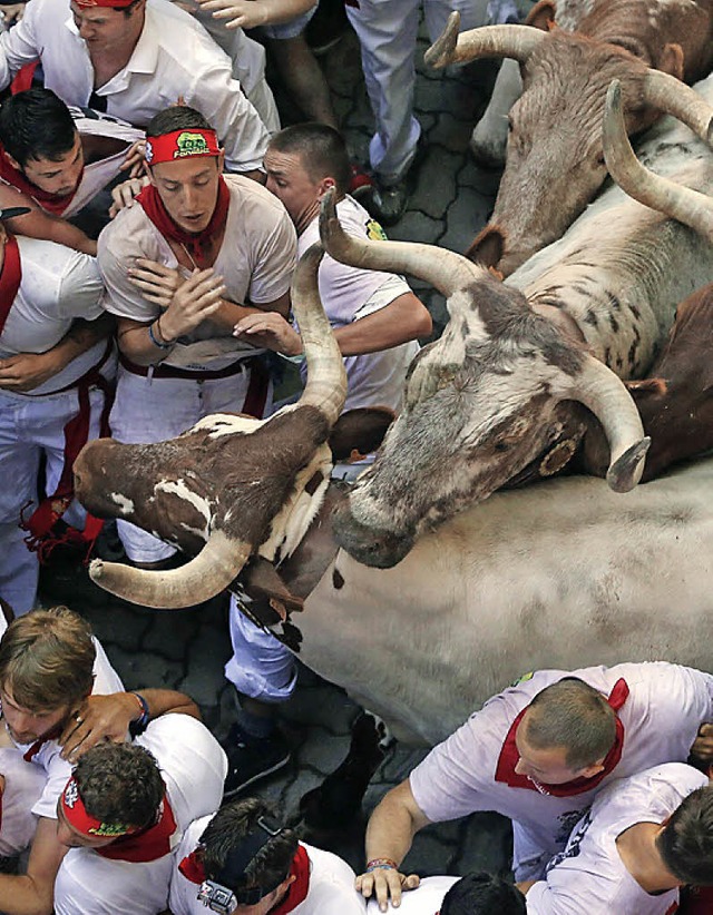 Zwischen Stieren und auf Balkonen &#82...r einen Ausnahmezustand in Pamplona.    | Foto: dpa/AFP