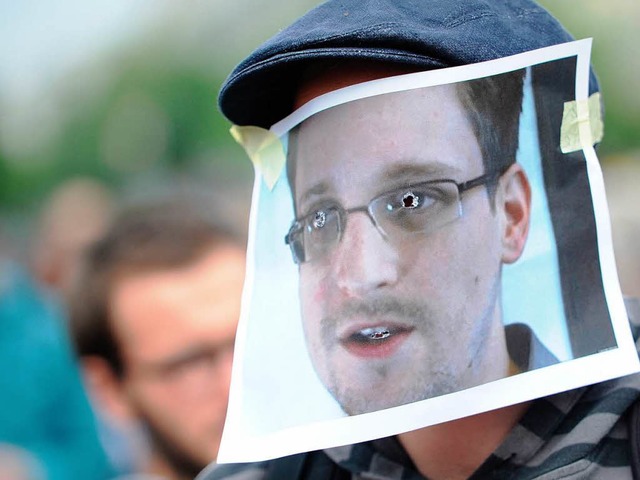 Demonstranten stehen  vor dem Bundeska...Ex-US-Geheimdienstlers Edward Snowden.  | Foto: dpa