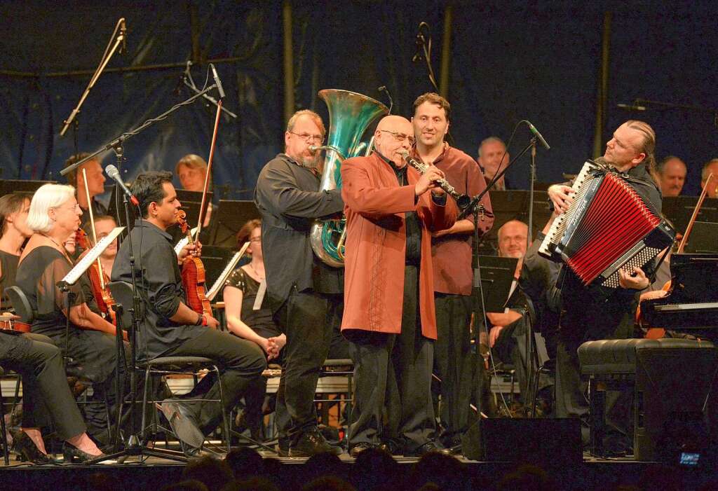 Michel Godard, Giora Feidman, Murat Coskun und Dirigent Enrique Ugarte und das Philharmonische Orchester Freiburg