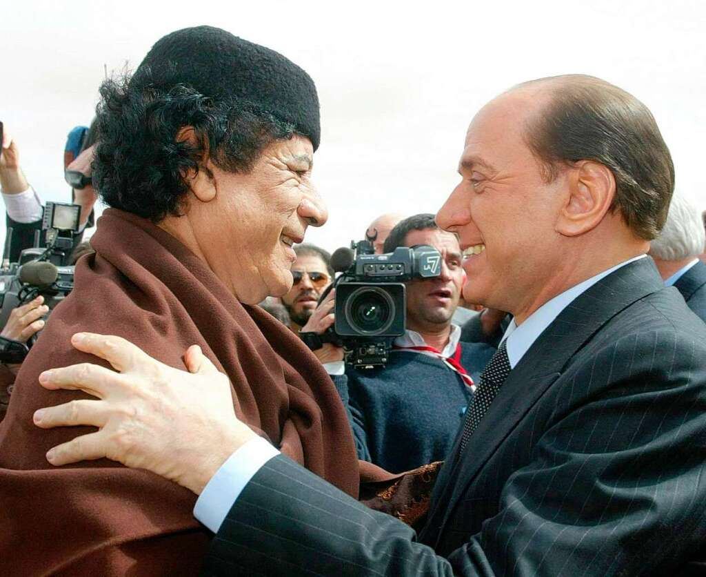 ber die Weltpolitik: „Gaddafi ksst Berlusconi -  und stirbt zwei Jahre spter an den Sptfolgen.“