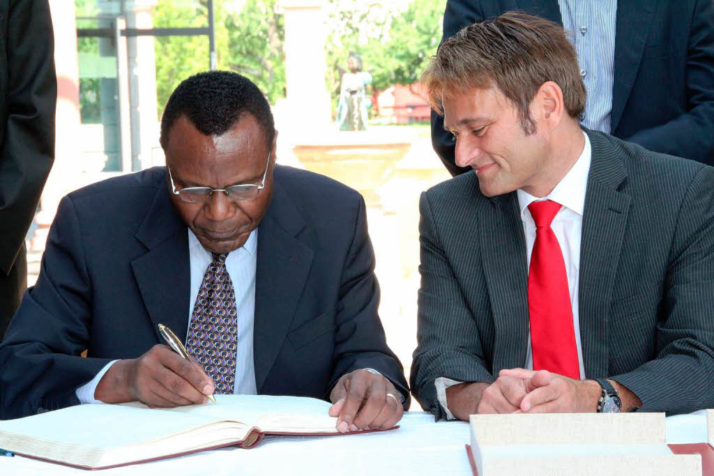Die erste offizielle Einladung fhrte den neuen ugandischen Botschafter Marcel Tibaleka (am Tisch mit Brgermeister Martin Lffler) nach Heitersheim, wo er sich ins Goldene Buch eintrug.