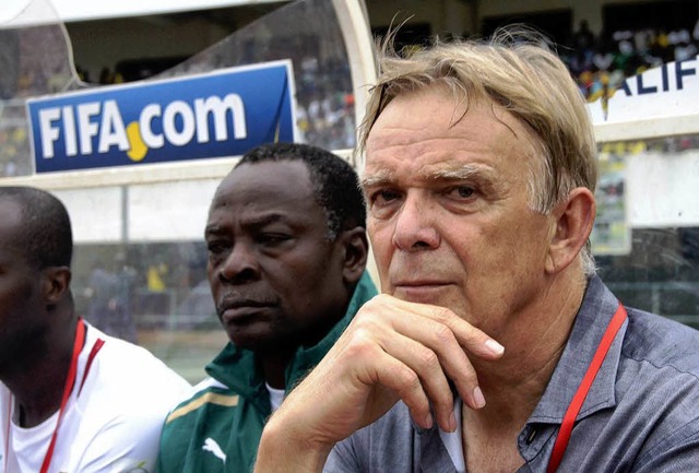 Volker Finke ist erst seit kurzem Nationaltrainer von Kamerun.  | Foto: dpa