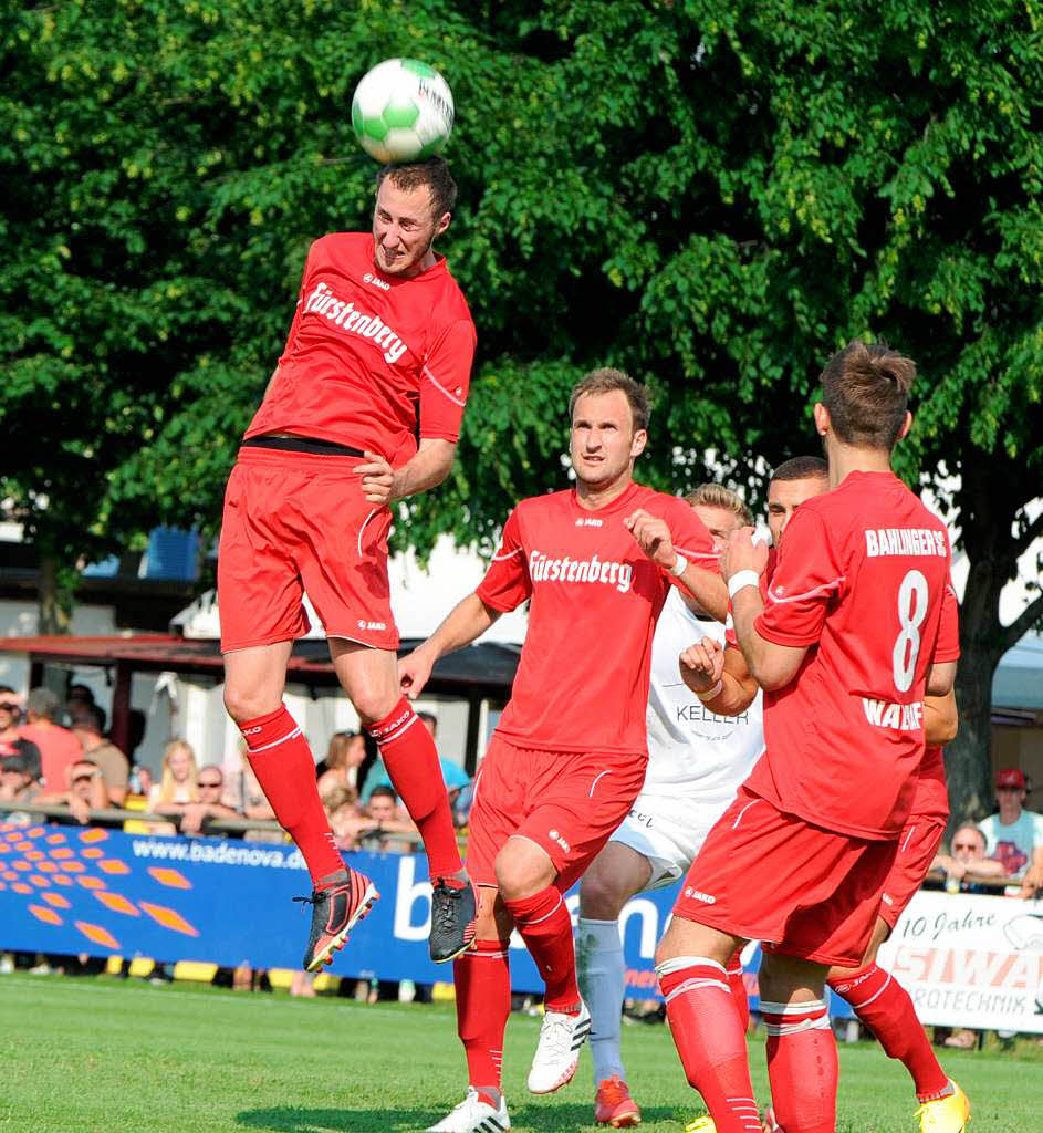 Tobias Klein klrt fr Bahlingen im Spiel gegen Winterthur