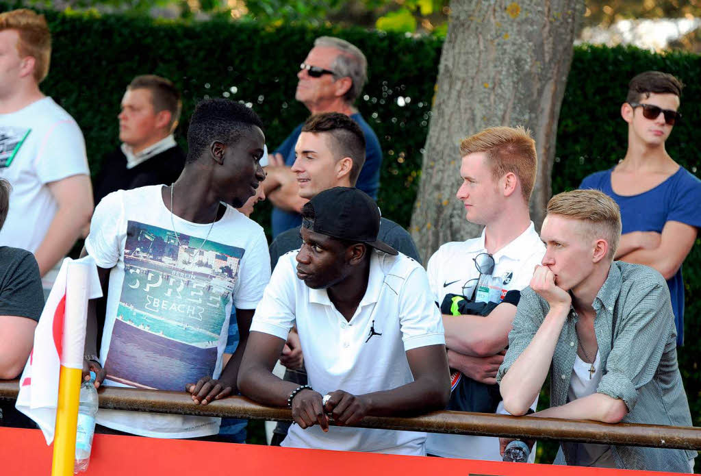 U19-Spieler des SC und Neu-Profi Sebastian Kerk (Zweiter von rechts) beobachten das Spiel Freiburg gegen Lausanne
