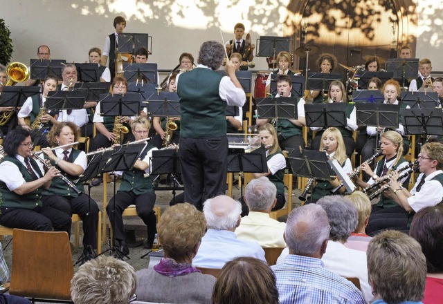 Unterhaltsame Musikstcke waren beim  ..., Elke Weis zum Ehrenmitglied ernannt.  | Foto: Ilona Hge