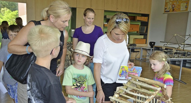 Schulfest in Sasbach: Groe  Resonanz ..., die aus Naturmaterialien entstanden.  | Foto: Roland Vitt