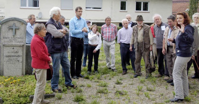 Vrstetter Brger diskutieren auf dem ...dhof mit Lars Brgner (5. von links).   | Foto: Pia Grttinger