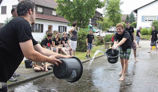 Wasser marsch! Beim &#8222;Spiel ohne ...dring-Narren ging es auch feucht zu.   | Foto: Sandra Decoux-Kone