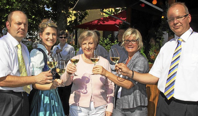 Stefan Schtzle, Weinprinzessin  Marie...erffneten das Schelinger Winzerfest.   | Foto: herbert trogus