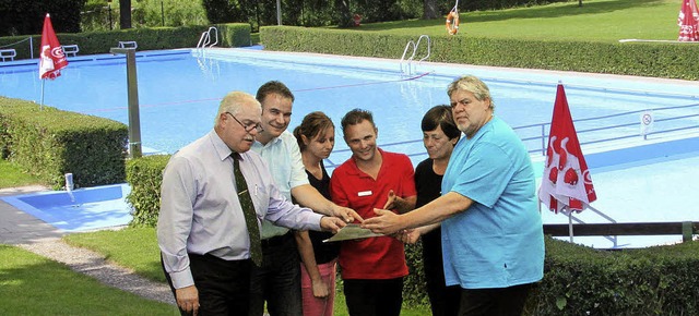 Ulrich Witter, Karin Schtzle, Bademei...htsfest im Oberrotweiler  Schwimmbad.   | Foto: herbert trogus