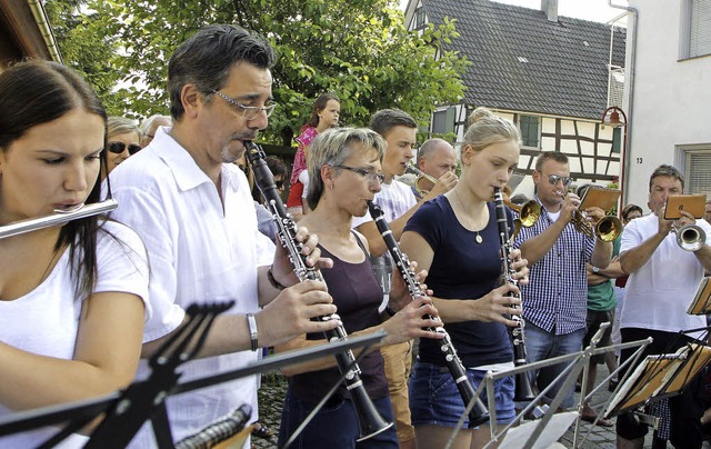 Der Musikverein Allmannsweier erffnete das Straenfest musikalisch.   | Foto: Heidi Fssel