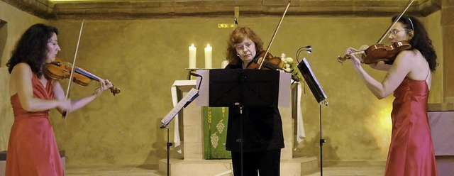 Isabel Steinbach, Susanne Reiner und R...amkeit im Chor der Burgheimer Kirche.   | Foto: Wolfgang Knstle