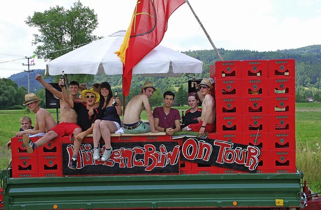 Offensichtlich bester Laune war die Te...w&#8220; hoch auf ihrem roten Wagen.    | Foto: Edgar Steinfelder