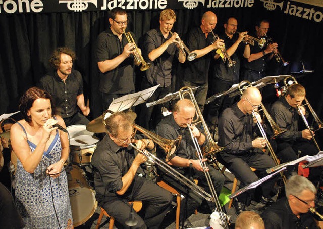Das Big Sound Orchestra mit Sngerin I... Sonntagmorgen im Lrracher Jazztone.   | Foto: Thomas Loisl Mink