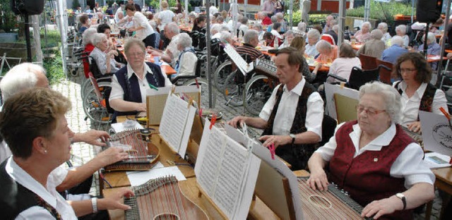 Das Zitherorchester Maulburg spielte i...garetenheims fr mehr als  200 Gste.   | Foto: Britta Wischenkmper