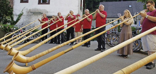 Am Schweizer Abens spielten auch die Alphornfreunde   | Foto: Petra Wunderle