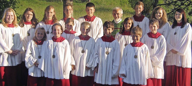 Gruppenleiter und Pfarrer  mit neuen Ministranten von Wieden   | Foto: Privat