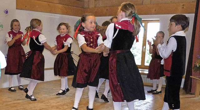Die Kinder der Hotzenwald-Trachtengrup...ten fr ihren Auftritt groen Beifall.  | Foto: Sigrid Schneider