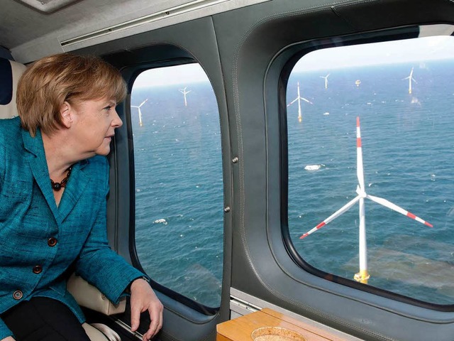 Bundeskanzlerin Angela Merkel (CDU) be...tic 1 vor der Ostseekste bei Zingst.   | Foto: dpa