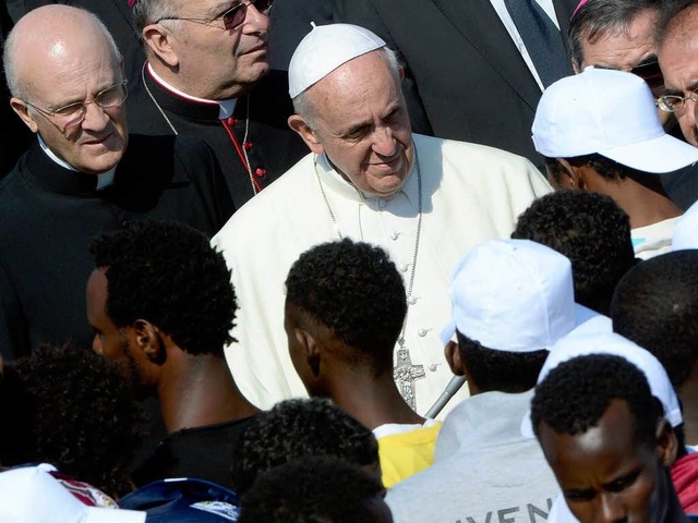 Er werde fr jene beten, die es nicht ...Papst bei seinem Besuch auf der Insel.  | Foto: DPA/AFP