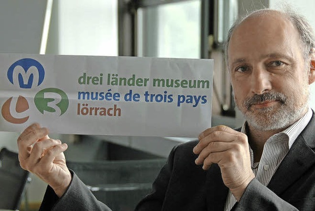 Museumsleiter Markus Moehring mit dem neuen Namenszug  | Foto: Nikolaus Trenz