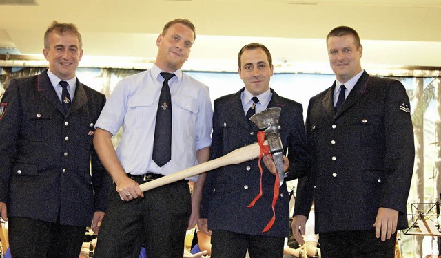 Eine  handgeschmiedete Feuerwehraxt br...ufner, Dominik Brstle und Dirk Maul.   | Foto: Fotos: Roland Gutjahr