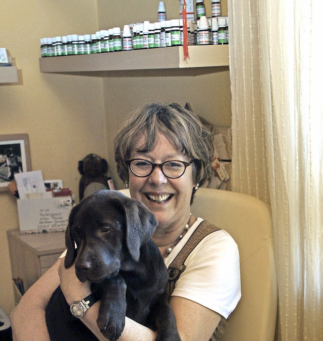 Tierhomopathin Katja Pieske mit ihrem Labrador Nele  | Foto: Friederike Marx-Kohlstdt