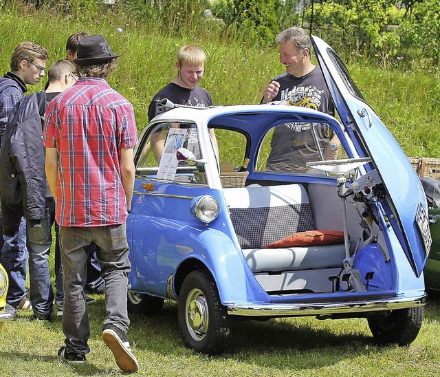 Mehr als 100 Oldtimer sorgten bei Auto...ne Isetta mit Ein- und Ausstieg vorne.  | Foto: Gert Brichta