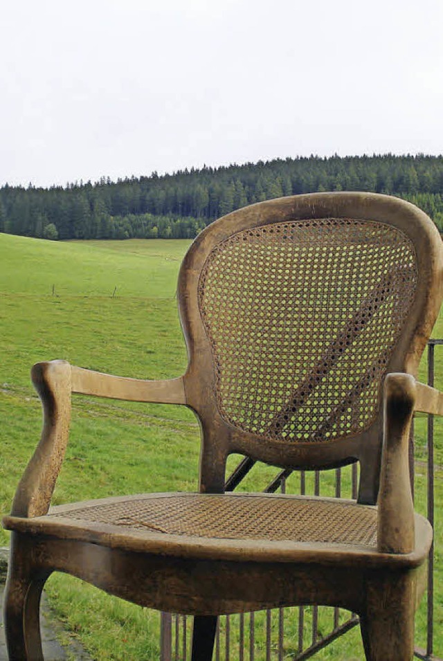 Der alte Stuhl aus Schollach gibt Barb...n und ziert seither ihre gute Stube.    | Foto: Privat