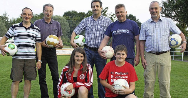 Erwin Schabert, Joachim Wunderle, Fran...gendabteilung des FC Wallbach am Ball.  | Foto: Jrn Kerckhoff