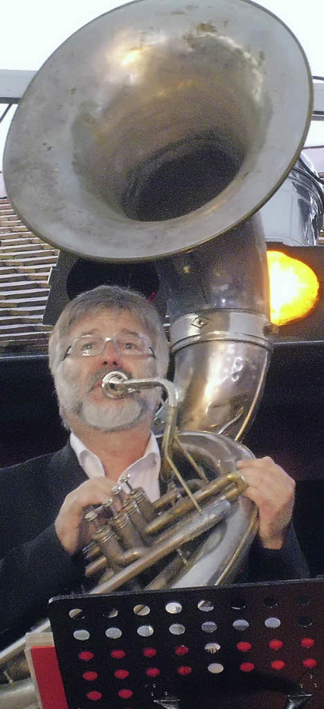 Peter Steiert und sein Sousaphon in der Talvogtei.   | Foto: David Eickhoff