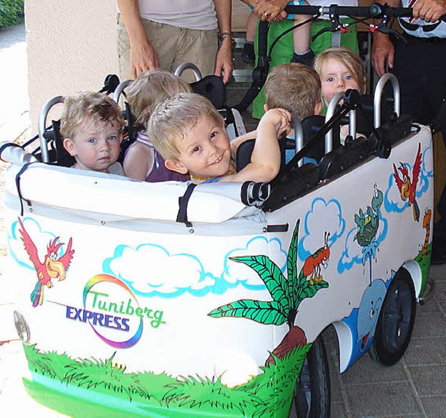 Platz fr sechs: Mttlezwerge in ihrem Kinderbus.  | Foto: privat