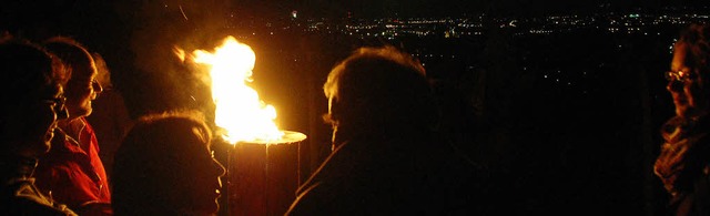 Nachts im Schein der Feuer zu sitzen u...u schauen, hat einen besonderen Reiz.   | Foto: Lauber