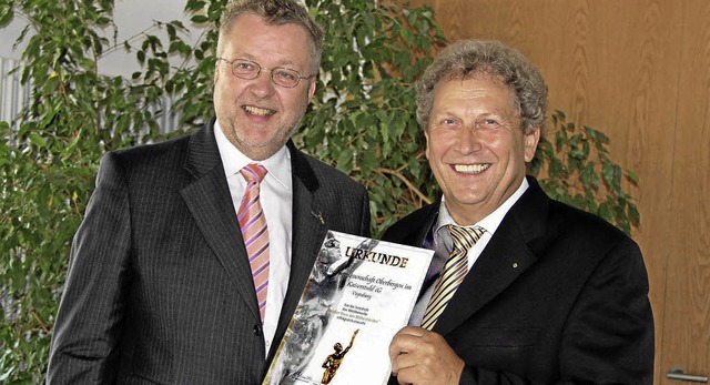 Wolf-Helmut Sieg (links), Botschafter ...nde fr das Erreichen der Jury-Stufe.   | Foto: Herbert Trogus