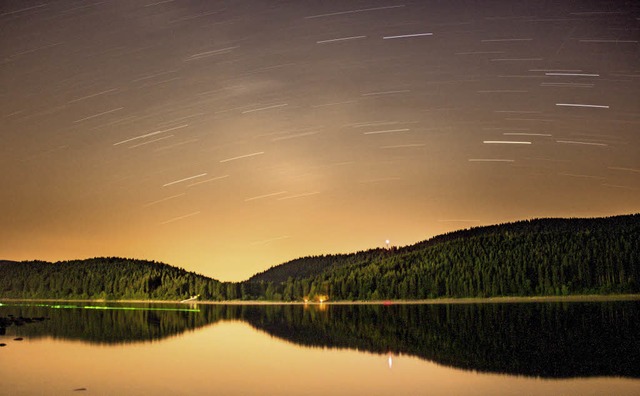 Nachts ber dem Schluchsee: Den Sterns...ffingen mittels offene Blende erzielt.  | Foto: Privat