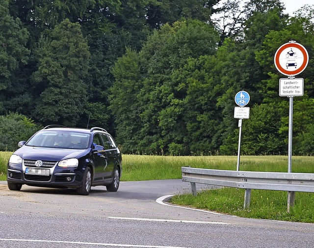 Dieses Auto kommt gerade aus dem Radwe...g Minseln an der Beuggener Strae an.   | Foto: Martina Proprenter