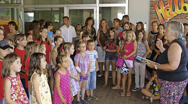 Der Kinderchor mit Dirigentin Claudia Gtting.  | Foto: Paul Schleer