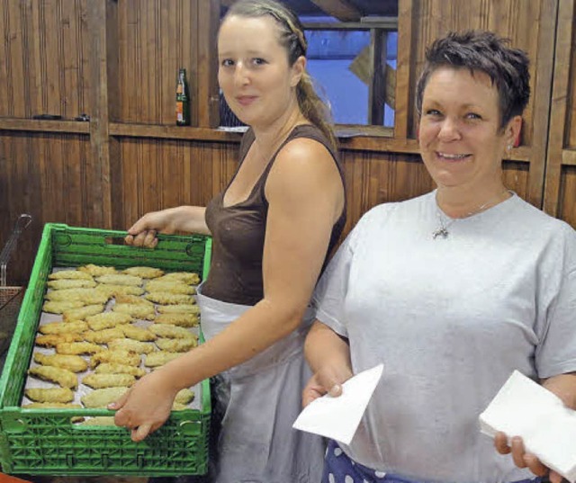 Tamara Banholzer (links) und Kerstin K... der groen Nachfrage Herr zu werden.   | Foto: Hansjrg Bader