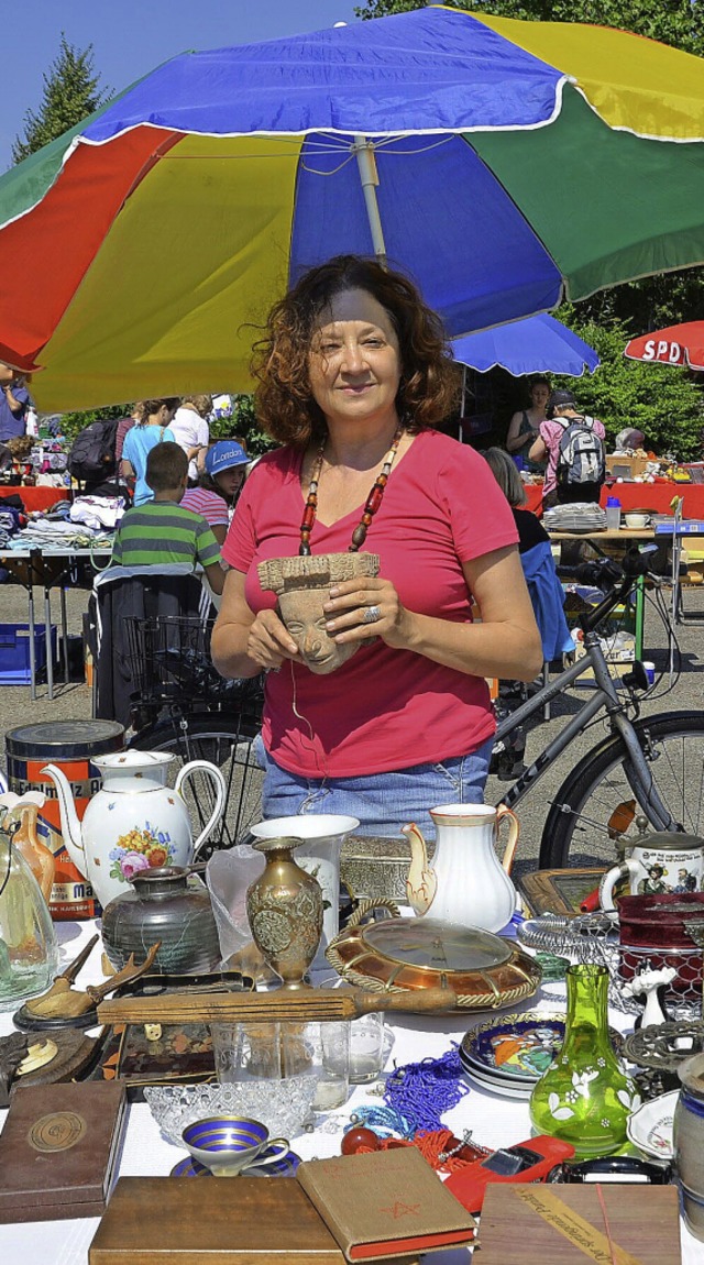 Sigrid Brose aus Littenweiler beim SPD-Flohmarkt  | Foto: Julia Dreier