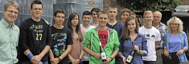 Klasse des Oken-Gymnasiums mit Matthia...en Oken-Wein roter Lorenz prsentieren  | Foto: Bild honorarfrei