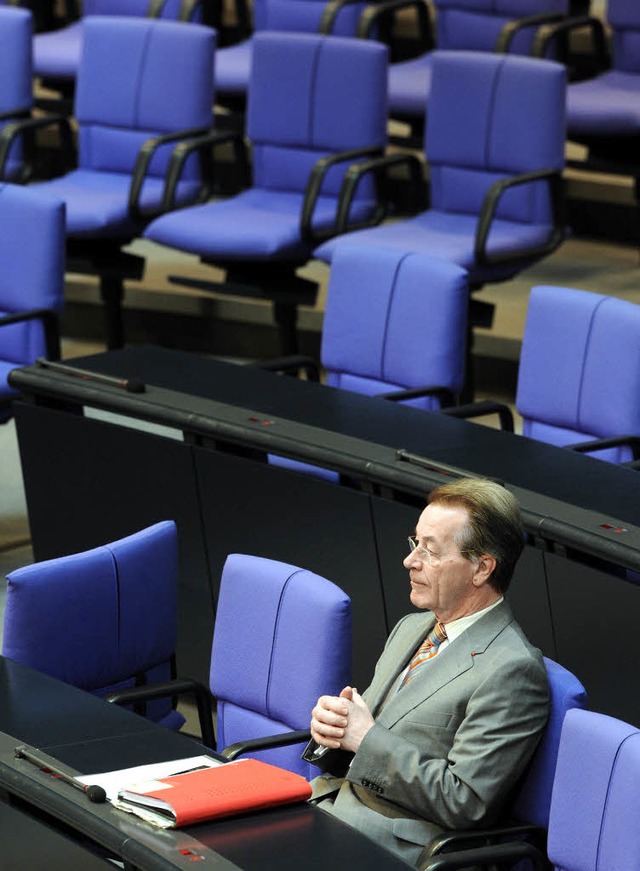 Diesen Arbeitsplatz hat er gerumt: Franz Mntefering im Bundestag.   | Foto: dpa