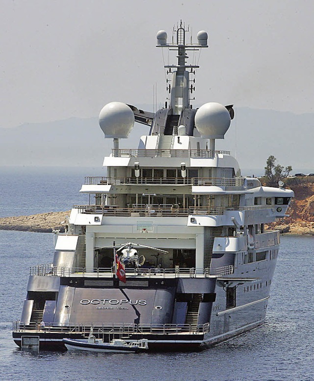 Das wird teuer: Riesenyacht vor griechischer Kste   | Foto: dpa