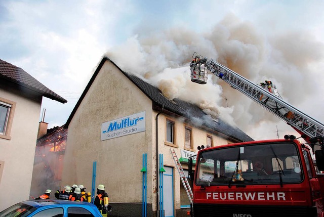 Groeinsatz in Wehr: In der Merianstra...eine ehemalige Schreinerei in Flammen.  | Foto: Ralph Fautz