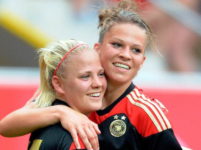 Melanie Leupolz  (rechts, hier mit DFB...) vertritt den SC Freiburg bei der EM.  | Foto: dpa