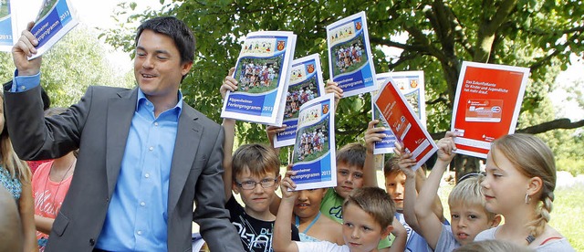 Brgermeister Matthias Gutbrod hat die Ferienprogramme verteilt.   | Foto: Heidi Fssel