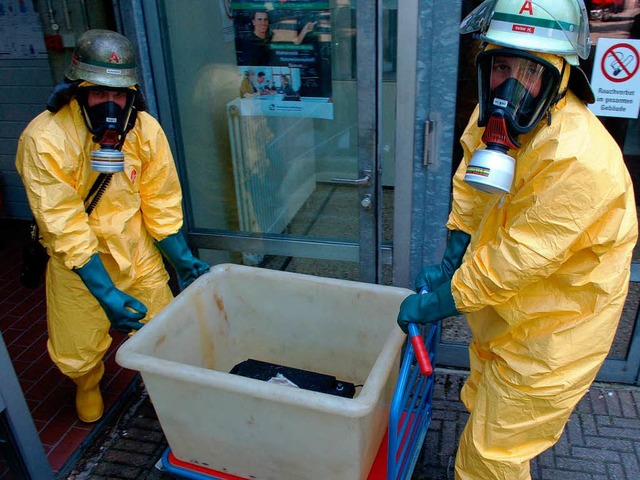 Mitglieder des ABC-Zuges der Feuerwehr bargen die Batterien.  | Foto: Seller