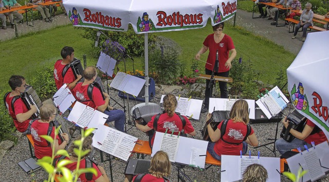 Sommerkonzert im Heimatmuseum Hsli: d...ingen unter Leitung von Marlene Adam.   | Foto: Seifried