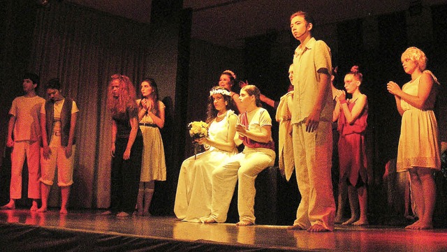 Szene aus dem Theaterstck &#8222;Ein ...#8220;, aufgefhrt von der Theater AG.  | Foto: Ute Schler