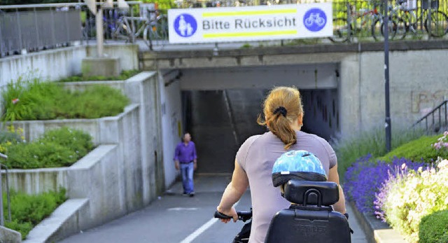Gefahrenstelle Bahnunterfhrung: Trans...tnahme von Fugngern und Radfahrern.   | Foto: Gerhard Walser
